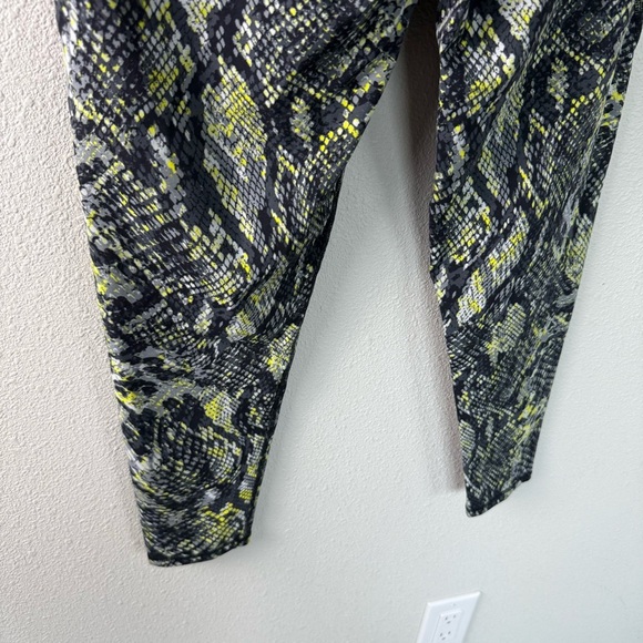 NWOT Sweaty Betty Citrus Yellow Snake Print 7/8 Length Power Legging Medium - Picture 10 of 13